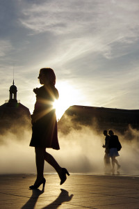 Bordeaux_place_de_la_bourse_sunset_and_fog_with_girl