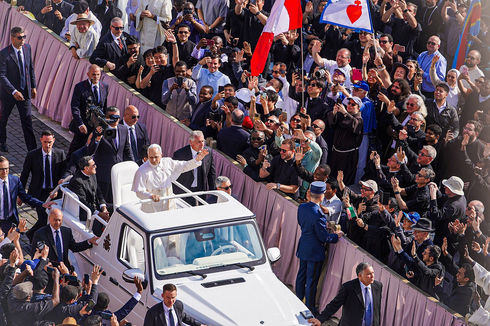 Pope Leo in Popemobile